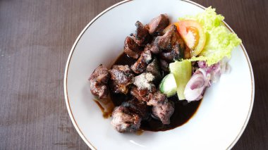 Sate Klatak, bisiklet tellerine geçirilmiş yumuşak kuzu şiş, sarı köri çorbasında servis ediliyor. Yogyakarta 'da popüler sokak yemekleri