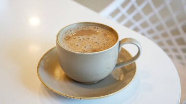 Teh Tarık, buharlaşmış sütle karıştırılmış konsantre çaydan yapılır.