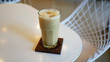 Kafede buzlu süt çayı.