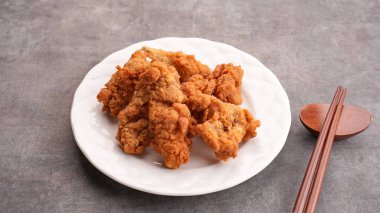 Kızarmış tavuk derisi ya da tabakta servis edilen Kulit Ayam Krispi.