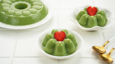 Çilekli kibrit pudingi.