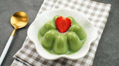 Çilekli kibrit pudingi.