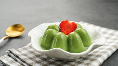 Çilekli kibrit pudingi.