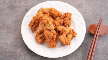 Kızarmış tavuk derisi ya da tabakta servis edilen Kulit Ayam Krispi.