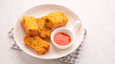 Biber soslu ev yapımı tofu nuggetları.