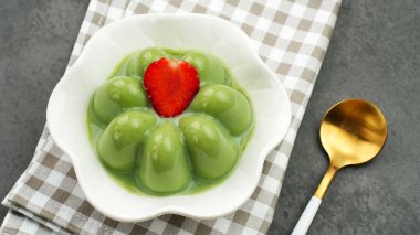 Çilekli kibrit pudingi.