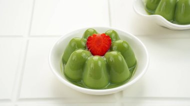 Çilekli kibrit pudingi.