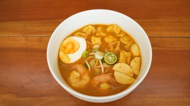 Laksa, Hindistan cevizi sütü bazlı kremalı baharatlı çorba. Genel malzemeler erişte, karides, tofu, haşlanmış yumurta.