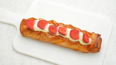 Meyve soslu ve vanilyalı altın rulo pasta.