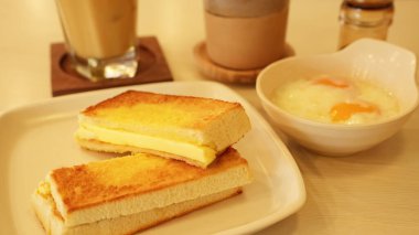 Çeşitli Kopitiam menüleri, kahve, süt çayı, kaya tostu ve onsen yumurtası.