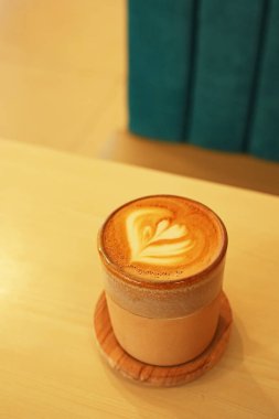 Kahvaltı için masaya bir fincan sıcak latte.