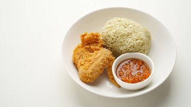 Nasi daun jeruk ayam goreng, aromatik pilav kızarmış tavuk ve acılı sauc