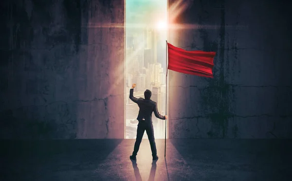 立っていると赤い旗を保持している実業家 成功のコンセプト — ストック写真