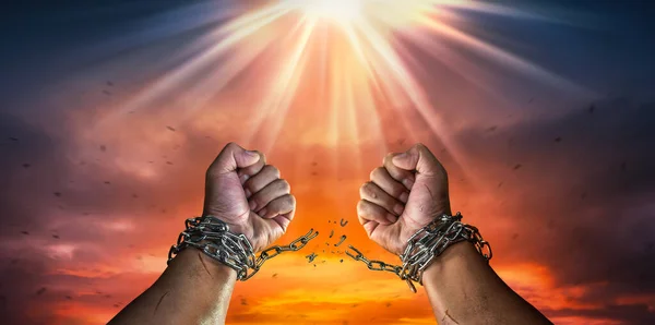 Mãos Nos Punhos Quebrando Uma Cadeia Liberdade Conceito Ganhar Liberdade — Fotografia de Stock