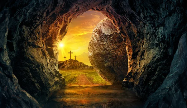 耶稣的空坟墓 后面有十字架 — 图库照片