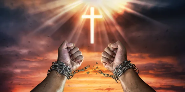 Cross Broken Chains Concepto Ganar Libertad —  Fotos de Stock