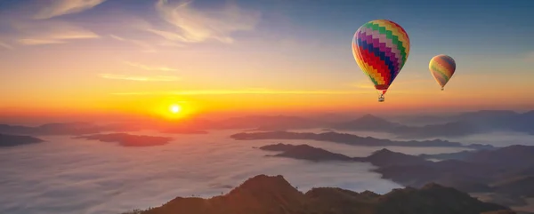 Kleurrijke Hete Lucht Ballonnen Vliegen Berg Mistige Ochtend Zonsopgang Stockfoto
