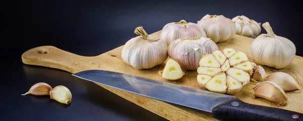 Bulbs Fresh Garlic Several Cloves Cutting Board — Stock Photo, Image