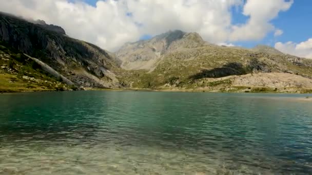 Φανταστικό Αλπικό Τοπίο Μια Λίμνη Στην Ιταλική Δολομίτες — Αρχείο Βίντεο