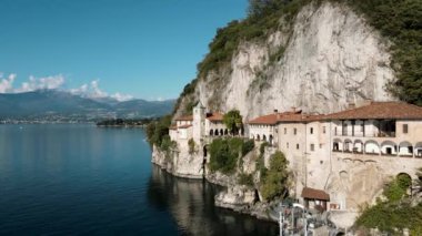 Hava Aracı - Santa Caterina del Sasso 'nun Hermitage' ının manzarası