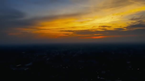 Luchtdrone Herfstlandschap Bij Zonsondergang Boven Stad — Stockvideo