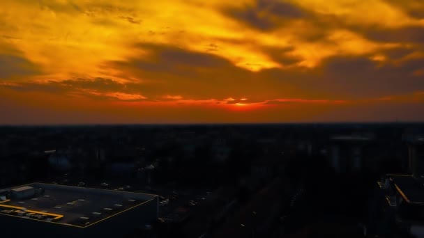 Hava Aracı Şehrin Üzerinde Kızıl Gün Batımı — Stok video