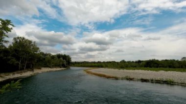  İtalya Ticino Nehri üzerindeki yaz manzarası - 5K