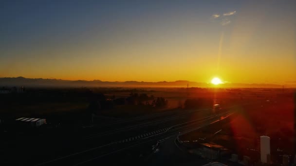 Aerial Drone Wiosenny Krajobraz Świcie Włoskiej Autostradzie — Wideo stockowe