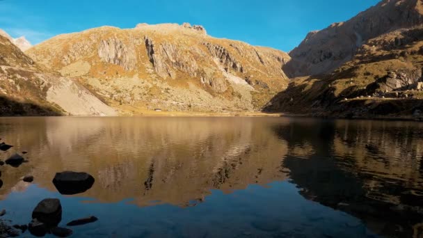 Krajobraz Przyrodniczy Świcie Alpejskim Jeziorze — Wideo stockowe