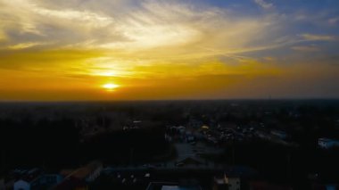 Hava Aracı - Şehrin Üzerindeki Günbatımında Sonbahar Manzarası