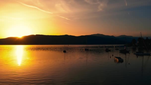 Drohne Aus Der Luft Entspannte Landschaft Bei Sonnenuntergang See — Stockvideo