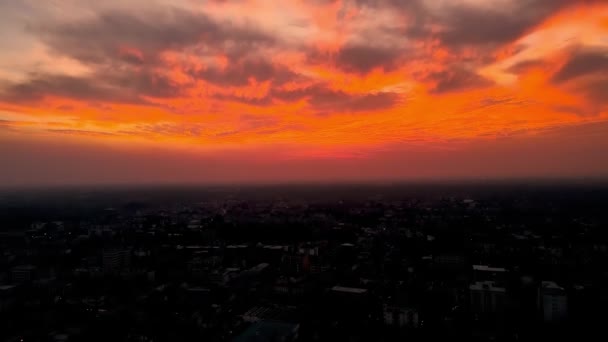 Luchtdrone Rode Zonsondergang Boven Stad — Stockvideo