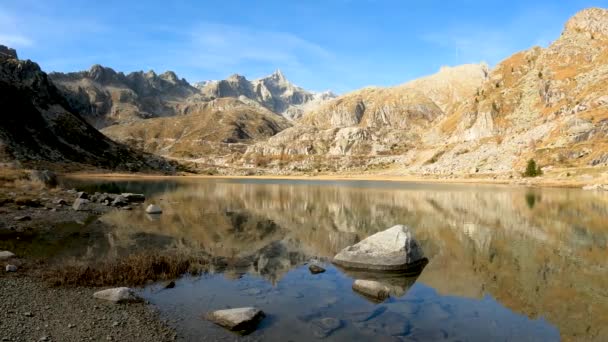 Spektakuläre Herbstlandschaft Auf Einem Alpensee — Stockvideo
