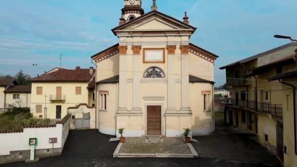 Aerial Drone Τοπίο Στην Μεσαιωνική Εκκλησία Του Alzate Momo Ιταλία — Αρχείο Βίντεο