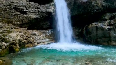 Turkuaz Sulu Fantastik Alp Şelalesi - 5K