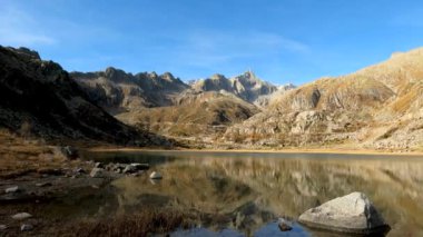 Dolomitlerdeki bir gölün üzerindeki muhteşem Alp Manzarası - 5K