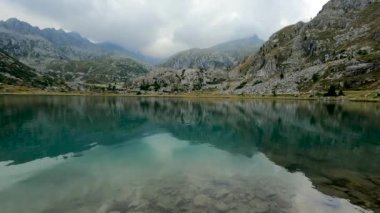 Cornisello 'nun Turkuaz Gölü' nde Sis Altında Yaz Manzarası - 5K
