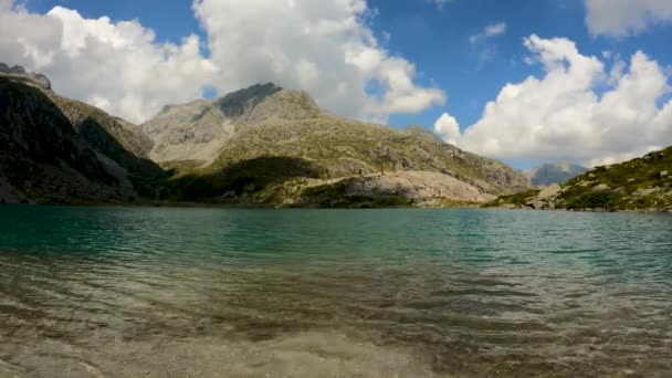 イタリアのドロマイトのアルパイン湖の幻想的な風景 — ストック動画