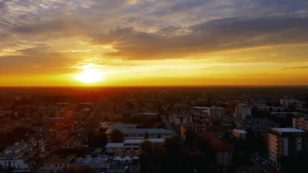 Повітряний Дрон Осінній Пейзаж Заході Сонця Над Містом — стокове відео