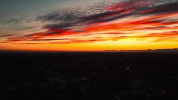 空中ドローン 市内の赤い夕日 — ストック動画