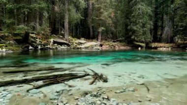 Amola Gölü 'ndeki Dolomite Manzarası - 5K