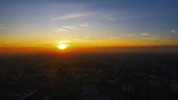 Hava Aracı Şehirdeki Günbatımında Kış Manzarası — Stok video