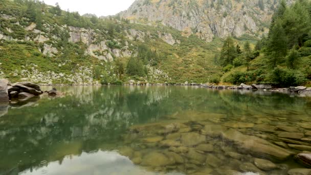 Paisagem Com Chuva Lago Alpino Vacarsa — Vídeo de Stock