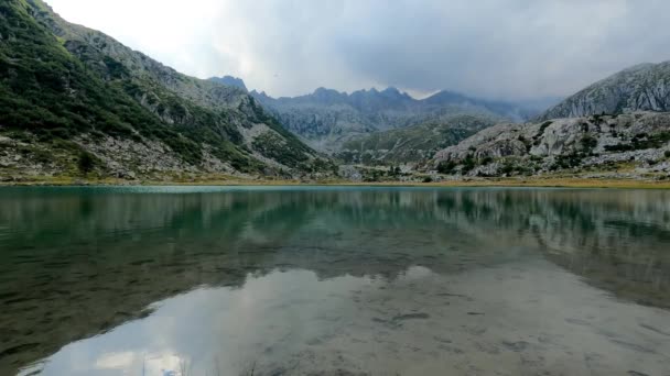 Paisagem Alpina Com Nevoeiro Lago Nas Dolomitas — Vídeo de Stock