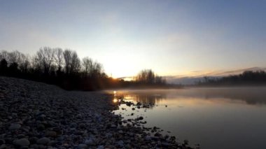  Hareket Hızı - Nehirdeki Gün Doğumu Manzarası