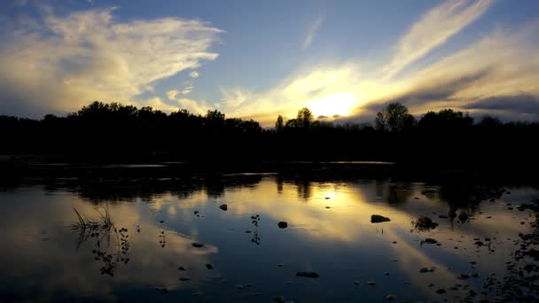 Sonnenuntergang Landschaft Auf Dem Fluss — Stockvideo