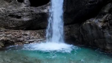 Hava Aracı - Cennet Şelalesi 'ndeki Alp Manzarası