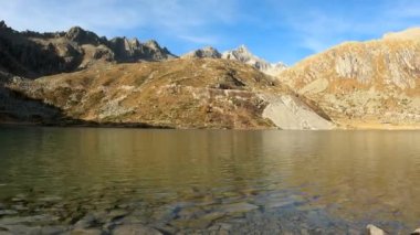 Dolomitlerdeki bir Alp Gölü üzerindeki sonbahar manzarası - 5K