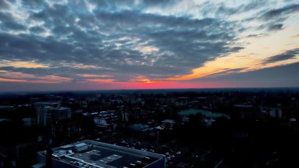 Luchtdrone Fantastische Rode Zonsondergang Boven Stad — Stockvideo