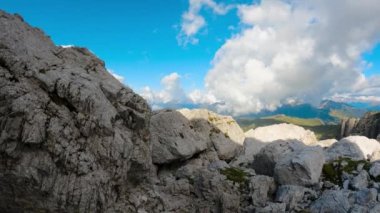 İtalyan Alplerinde yaz manzarası - 5K.